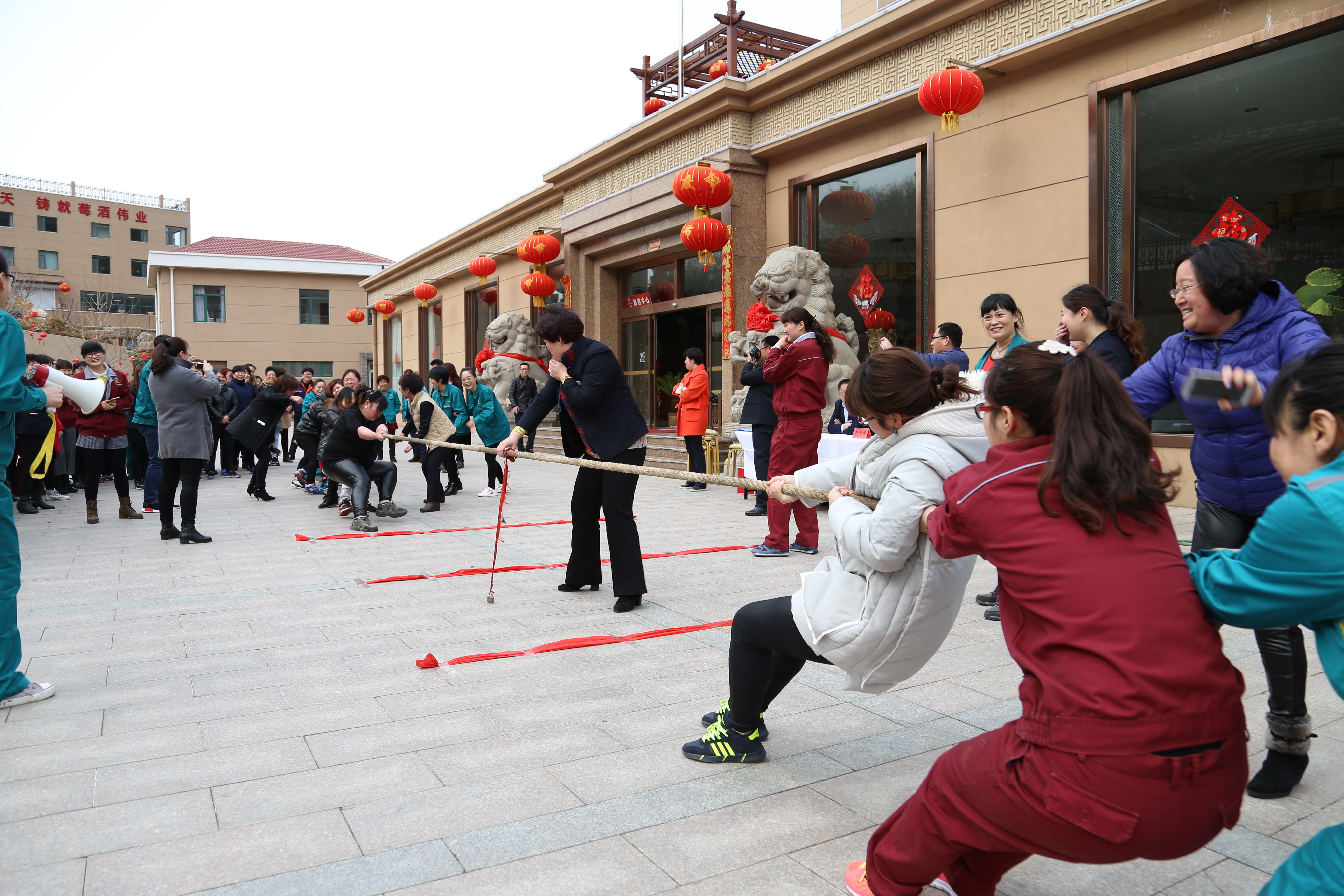 關(guān)愛女職工，共慶三八節(jié)